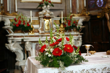 Fototapeta na wymiar Ołtarz z czerwonymi kwiatami