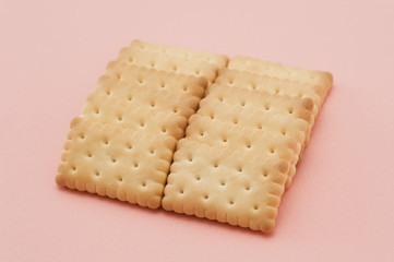 並べて置かれた複数のビスケット