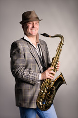 Obraz na płótnie Canvas Smiling young man with a saxophone.