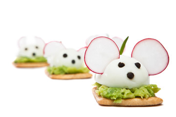 Mice made ​​with eggs, pepper, radish and avocado paste