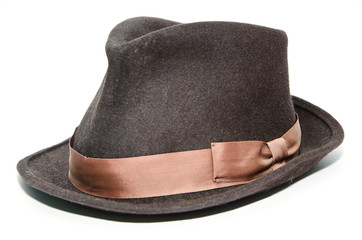 Классическая мужская шляпа на белом фоне