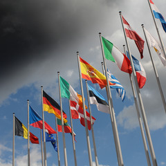 Europaflaggen vor aufziehendem Unwetter