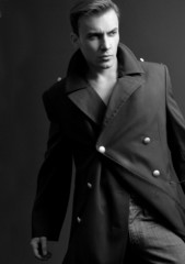 Russe in Militärmantel