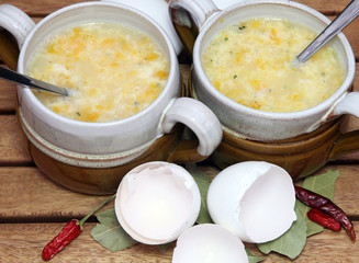 Guten Appetit bei Brühe mit Ei