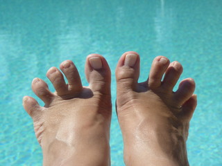 Füße am Swimmingpool