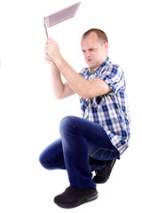 homme en col&egrave;re lance son ordinateur en panne sur le sol