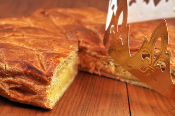 Une galette des rois coupée