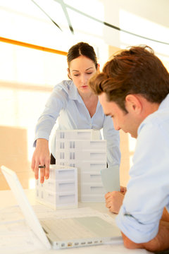 Architectes en r&eacute;union de travail