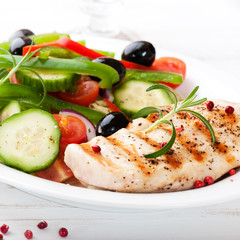 Grilled chicken breast with vegetables