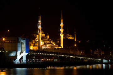 Fototapeta na wymiar Galata Bridge and Eminonu New Mosque from Istanbul, Turkey