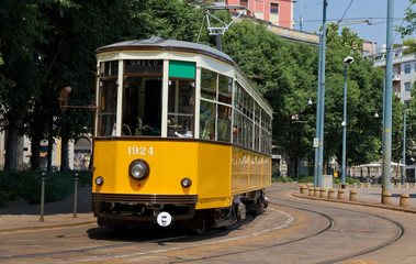 Fototapeta na wymiar Stary tramwaj w Mediolanie, Włochy