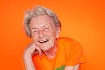 93-jährige Großmutter in T-Shirt, lachend