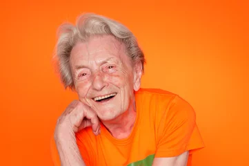 Fotobehang 93-jährige Großmutter in T-Shirt, lachend © Frank Seifert