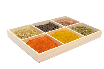 Six spices in a wooden square split jar