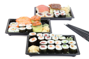 3 Portionen Sushi
