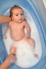 baignoire bébé nouveau-né dans une baignoire bleue par la mère