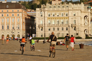 Obraz premium Trieste, lungomare con ciclisti