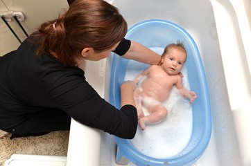 baignoire bébé nouveau-né dans une baignoire bleue par la mère