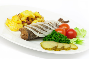Brathering mit Zwiebelringen und Bratkartoffeln