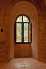 Fototapeta na wymiar Fenster im Kloster Le Thoronet