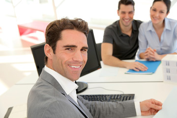 Couple discutant avec un agent immobilier