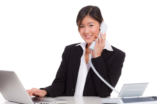 asiatische gesch&auml;ftsfrau am telefon