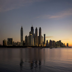 Fototapeta na wymiar Zobacz na nowoczesnych drapaczy chmur w Dubai Marina na zachodzie słońca, Zjednoczone Emiraty Arabskie