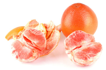 Pomélo entier et épluché