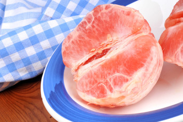 Pamplemousse dans l'assiette