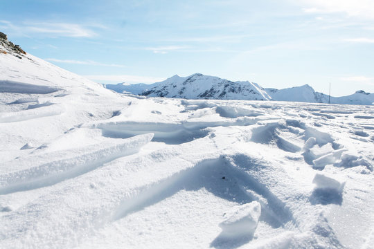 neige taill&eacute;e par le vent