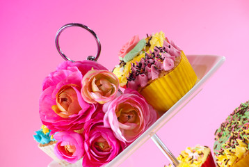 cupcakes sur fond rose