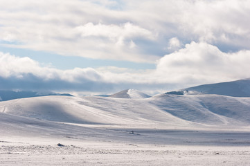 Fototapeta na wymiar Zimowy krajobraz z gór pokrytych śniegiem.