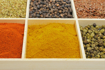 Six spices in a wooden square split jar