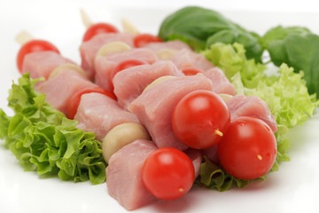 Fleischspieß mit Champignons und Tomaten