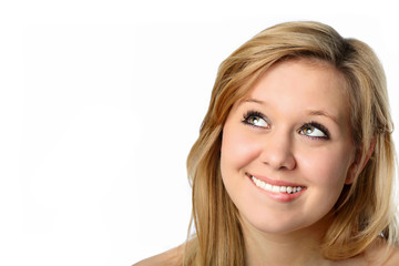 Schöne Frau mit Blick zur Seite