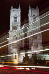 Fototapeta na wymiar Westminster Abbey i Light Trasy w Londynie
