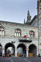 Fototapeta na wymiar Katedra w Komo (IT), ganek side - kopuła w Como