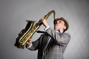 Fototapeta na wymiar Młody Muzyk gra na saksofonie.