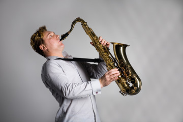 Fototapeta na wymiar Musician plays the saxophone.