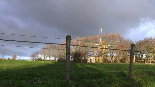 ciel gris et moulin de coquelles