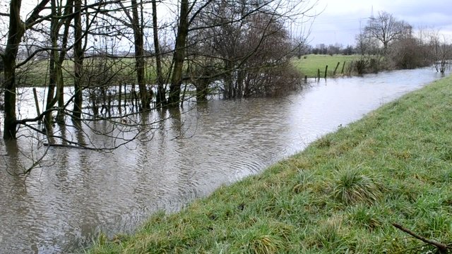 Hochwasser am Deichfu&szlig;, Gefahr durch Untersp&uuml;lung