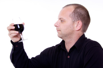 homme avec verre de vin rouge a la main oenologue