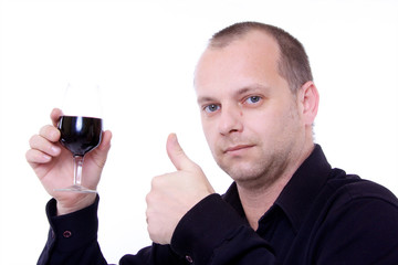 homme avec verre de vin rouge a la main et pouce levé oenologue