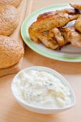 Blue cheese sauce for chicken wings