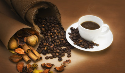 Tazzina di caffè con chicchi ed aromi