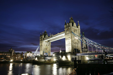 Obraz premium Tower Bridge at dusk
