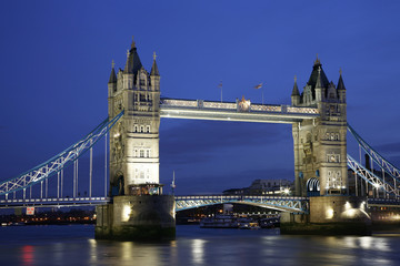 Obraz premium Tower Bridge at dusk