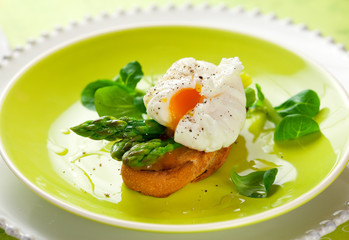 Poached egg and green asparagus