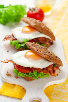 wholemeal sandwich with fried egg and bacon