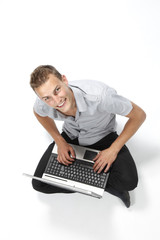 Jeune homme avec un ordinateur